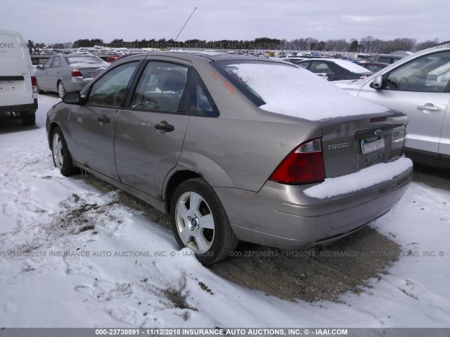 1FAFP34N45W272669 - 2005 FORD FOCUS ZX4 GOLD photo 3