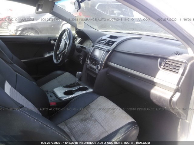 4T1BF1FK5DU229130 - 2013 TOYOTA CAMRY L/SE/LE/XLE Gümüş foto 5