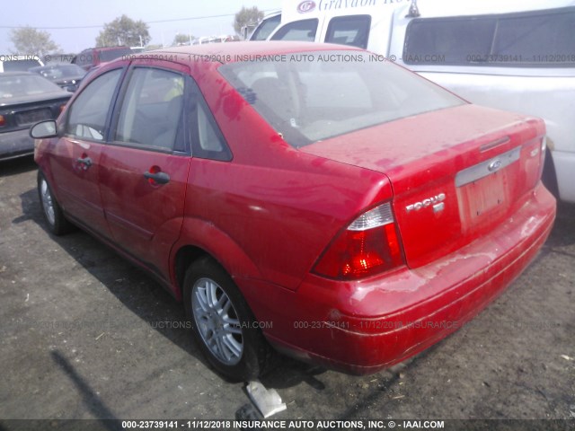 1FAFP34N65W223117 - 2005 FORD FOCUS ZX4 RED photo 3