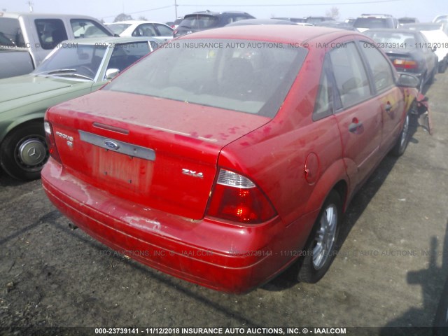 1FAFP34N65W223117 - 2005 FORD FOCUS ZX4 RED photo 4