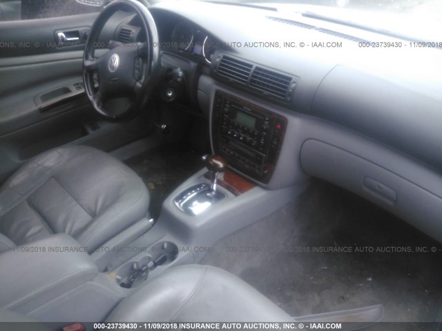 WVWWH63B44E005679 - 2004 VOLKSWAGEN PASSAT GLX 灰色 照片 5