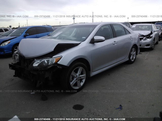 4T1BF1FKXEU838859 - 2014 TOYOTA CAMRY L/SE/LE/XLE 银色 照片 2