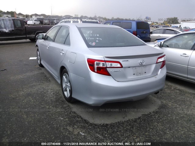 4T1BF1FKXEU838859 - 2014 TOYOTA CAMRY L/SE/LE/XLE 银色 照片 3