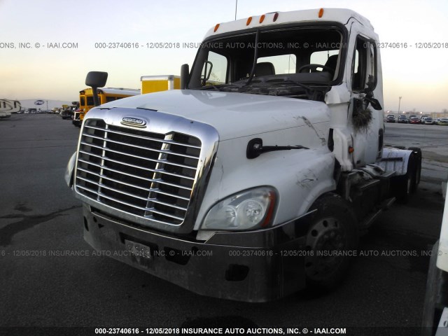 1FUJGEDV0CSBF4274 - 2012 FREIGHTLINER CASCADIA 125  WHITE photo 2