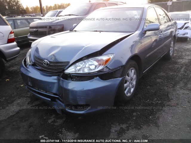 JTDBE32K120084083 - 2002 TOYOTA CAMRY LE/XLE/SE BLUE photo 2