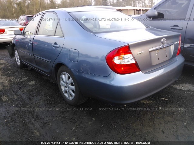 JTDBE32K120084083 - 2002 TOYOTA CAMRY LE/XLE/SE BLUE photo 3