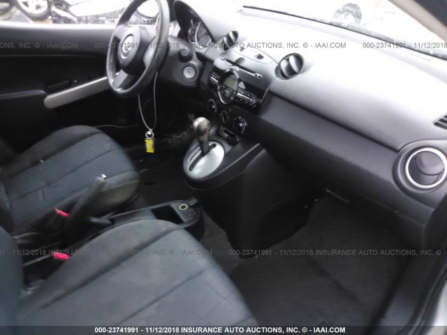 JM1DE1HYXB0125979 - 2011 MAZDA MAZDA2 GRAY photo 5