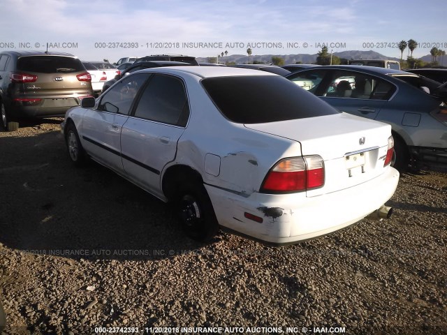 1HGCD5656TA125666 - 1996 HONDA ACCORD EX/EX-R WHITE photo 3