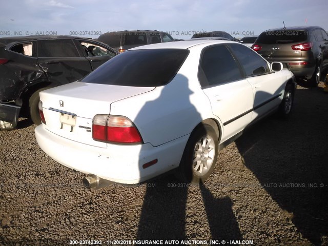 1HGCD5656TA125666 - 1996 HONDA ACCORD EX/EX-R WHITE photo 4