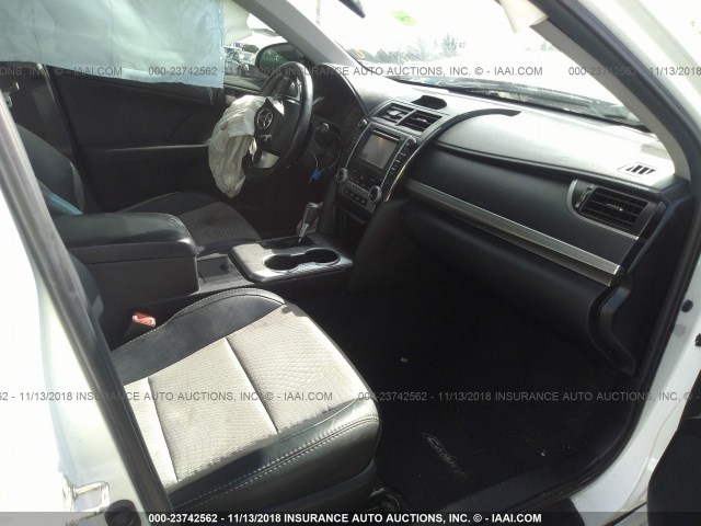 4T1BF1FK3DU222094 - 2013 TOYOTA CAMRY L/SE/LE/XLE თეთრი ფოტო 5