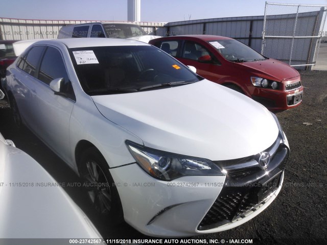 4T1BF1FK0HU442315 - 2017 TOYOTA CAMRY LE/XLE/SE/XSE WHITE photo 1