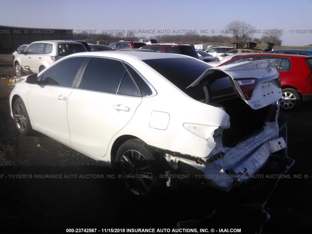 4T1BF1FK0HU442315 - 2017 TOYOTA CAMRY LE/XLE/SE/XSE WHITE photo 3