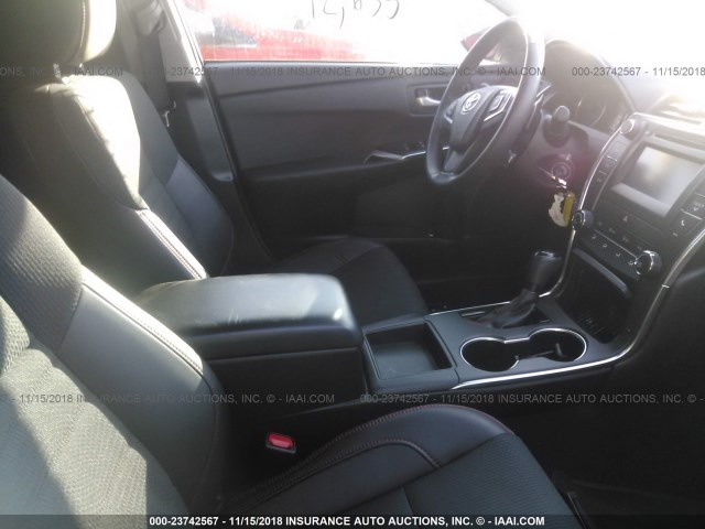 4T1BF1FK0HU442315 - 2017 TOYOTA CAMRY LE/XLE/SE/XSE WHITE photo 5