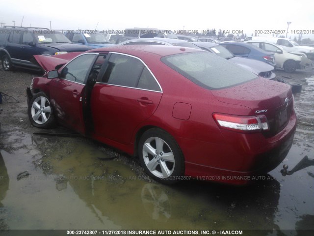 4T1BF3EK0AU076939 - 2010 TOYOTA CAMRY SE/LE/XLE RED photo 3