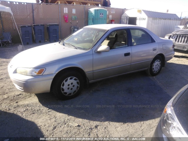 4T1BG22K0WU264668 - 1998 TOYOTA CAMRY CE/LE/XLE SILVER photo 2