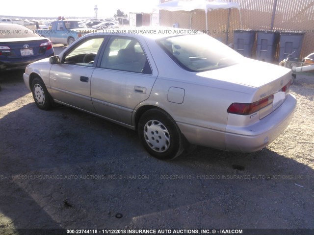 4T1BG22K0WU264668 - 1998 TOYOTA CAMRY CE/LE/XLE SILVER photo 3