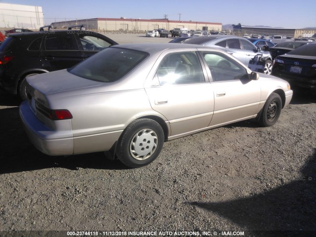 4T1BG22K0WU264668 - 1998 TOYOTA CAMRY CE/LE/XLE SILVER photo 4