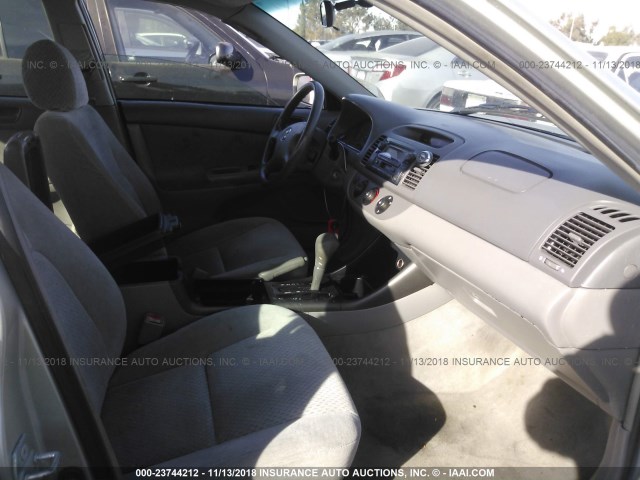 4T1BE32K94U922190 - 2004 TOYOTA CAMRY LE/XLE/SE SILVER photo 5