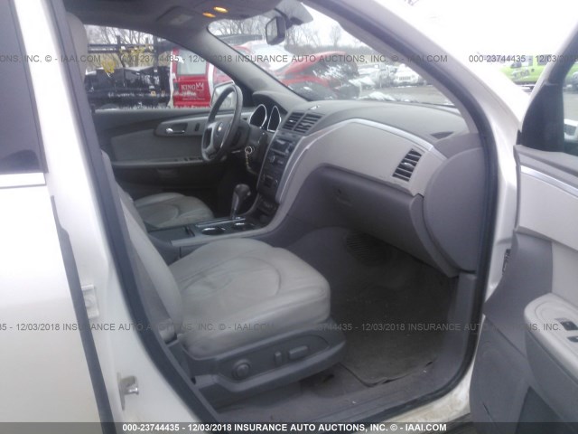 1GNKVJED8CJ110165 - 2012 CHEVROLET TRAVERSE LT WHITE photo 5