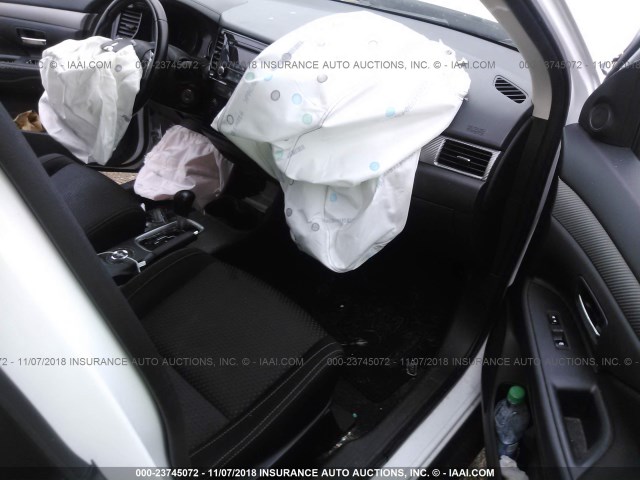 JA4AZ3A36GZ042063 - 2016 MITSUBISHI OUTLANDER SE/SEL WHITE photo 5