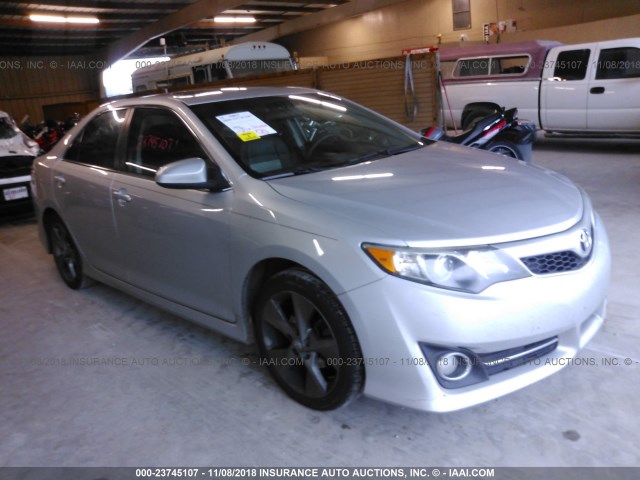 4T1BF1FK9EU358702 - 2014 TOYOTA CAMRY L/SE/LE/XLE 银色 照片 1