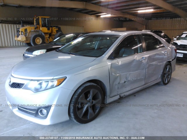 4T1BF1FK9EU358702 - 2014 TOYOTA CAMRY L/SE/LE/XLE 银色 照片 2