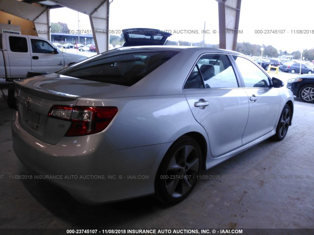 4T1BF1FK9EU358702 - 2014 TOYOTA CAMRY L/SE/LE/XLE 银色 照片 4