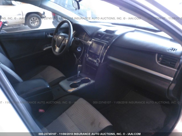 4T1BF1FK9EU358702 - 2014 TOYOTA CAMRY L/SE/LE/XLE 银色 照片 5