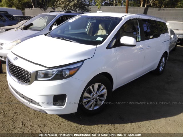 KNDMB5C12H6315176 - 2017 KIA SEDONA LX WHITE photo 2