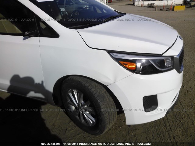 KNDMB5C12H6315176 - 2017 KIA SEDONA LX WHITE photo 6