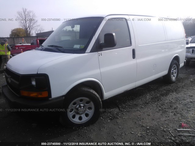 1GCSHAF49D1112359 - 2013 CHEVROLET EXPRESS G1500  WHITE photo 2