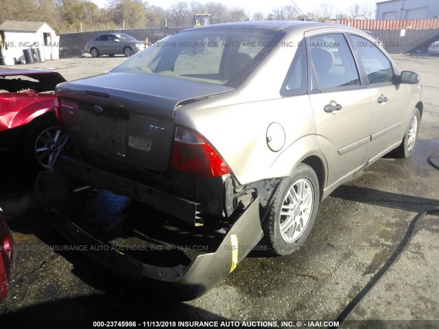 1FAFP34N95W302555 - 2005 FORD FOCUS ZX4 GOLD photo 4