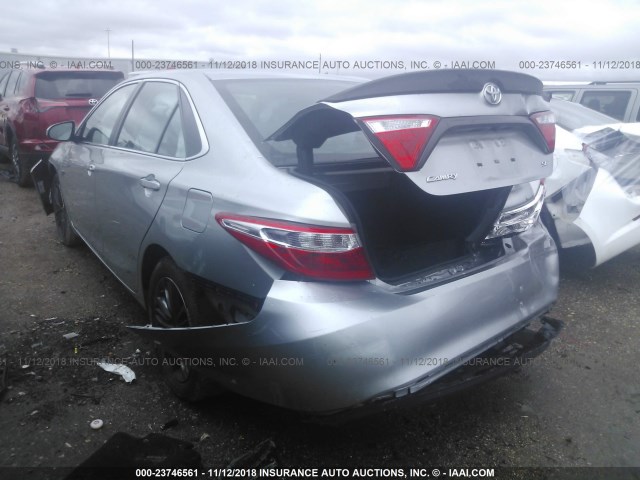 4T1BF1FK5FU014611 - 2015 TOYOTA CAMRY LE/XLE/SE/XSE SILVER photo 3