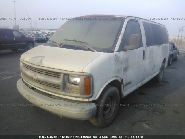 1GNFG15R3W1106388 - 1998 CHEVROLET EXPRESS G1500  WHITE photo 2