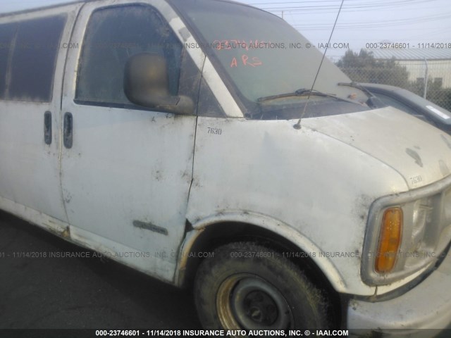 1GNFG15R3W1106388 - 1998 CHEVROLET EXPRESS G1500  WHITE photo 6