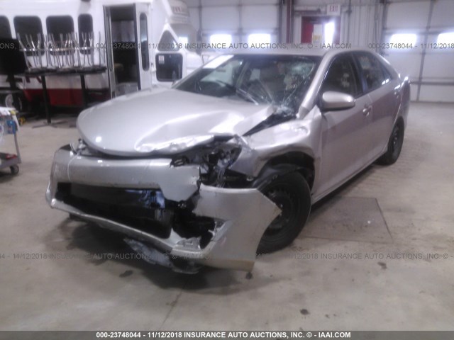 4T1BF1FK0EU838739 - 2014 TOYOTA CAMRY L/SE/LE/XLE SILVER photo 2