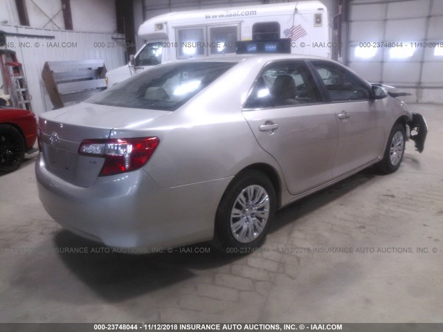 4T1BF1FK0EU838739 - 2014 TOYOTA CAMRY L/SE/LE/XLE SILVER photo 4