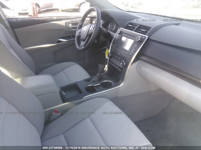 4T4BF1FK5GR561420 - 2016 TOYOTA CAMRY LE/XLE/SE/XSE WHITE photo 5