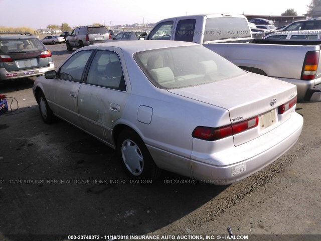 4T1BG22K1XU575284 - 1999 TOYOTA CAMRY CE/LE/XLE SILVER photo 3