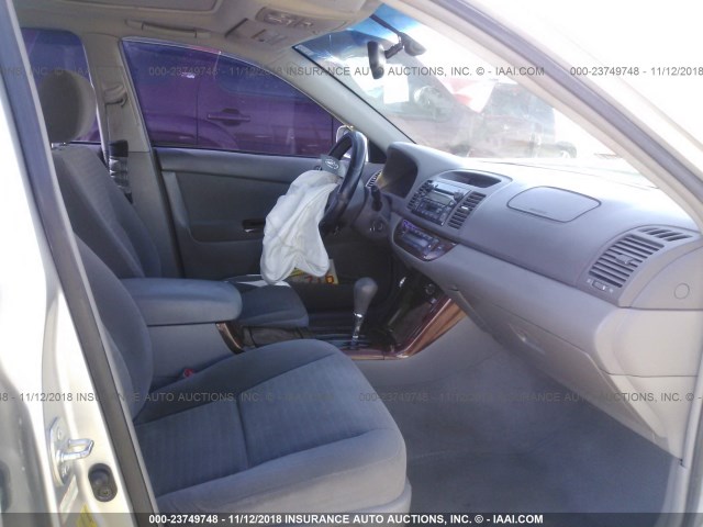 4T1BE30K66U642698 - 2006 TOYOTA CAMRY LE/XLE/SE SILVER photo 5