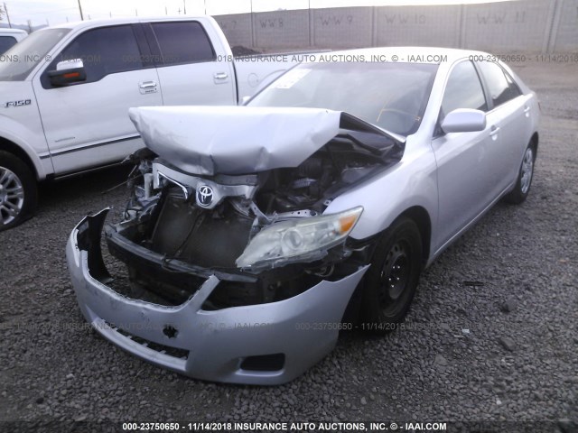 4T1BF3EK5BU186452 - 2011 TOYOTA CAMRY SE/LE/XLE SILVER photo 2