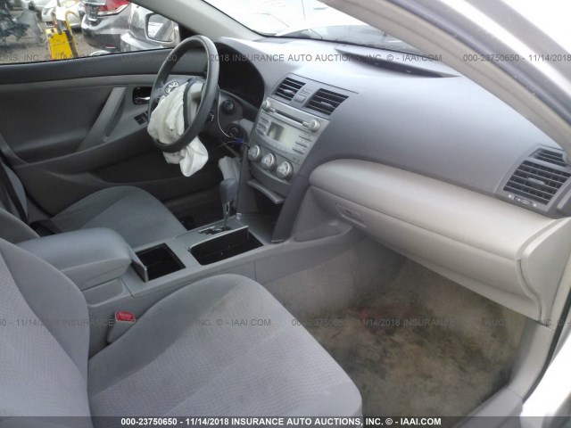 4T1BF3EK5BU186452 - 2011 TOYOTA CAMRY SE/LE/XLE SILVER photo 5