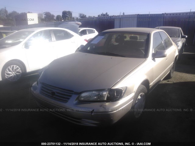 JT2BG22K0W0212476 - 1998 TOYOTA CAMRY CE/LE/XLE BEIGE photo 2