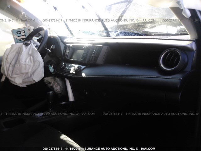 2T3RFREV6JW703985 - 2018 TOYOTA RAV4 ADVENTURE/XLE GRAY photo 5