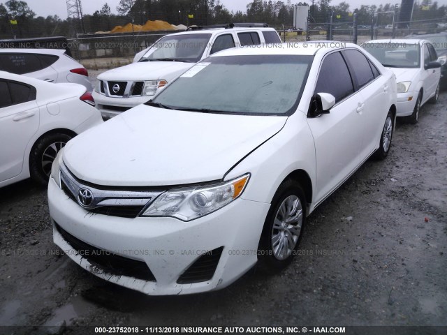 4T4BF1FK1CR197328 - 2012 TOYOTA CAMRY SE/LE/XLE WHITE photo 2