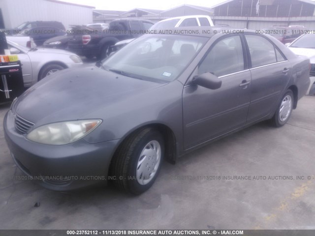 4T1BE32K95U952386 - 2005 TOYOTA CAMRY LE/XLE/SE GRAY photo 2