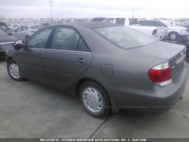 4T1BE32K95U952386 - 2005 TOYOTA CAMRY LE/XLE/SE GRAY photo 3