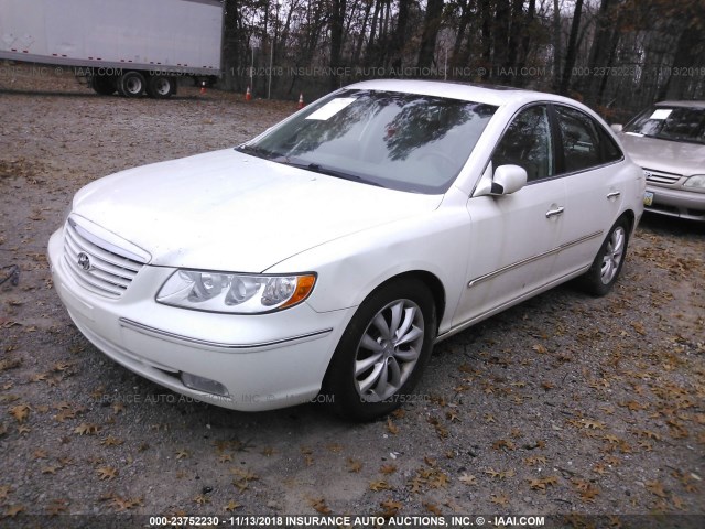 KMHFC46FX7A207841 - 2007 HYUNDAI AZERA SE/LIMITED WHITE photo 2