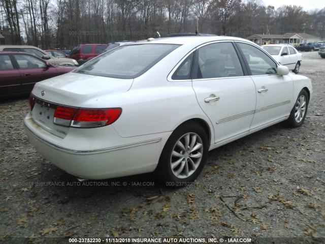 KMHFC46FX7A207841 - 2007 HYUNDAI AZERA SE/LIMITED WHITE photo 4