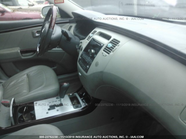 KMHFC46FX7A207841 - 2007 HYUNDAI AZERA SE/LIMITED WHITE photo 5